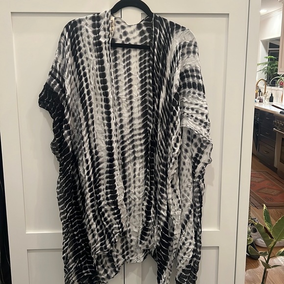 Michael Stars Black and White Ikat Sarong, Scarf, Wrap NWOT - Picture 4 of 8